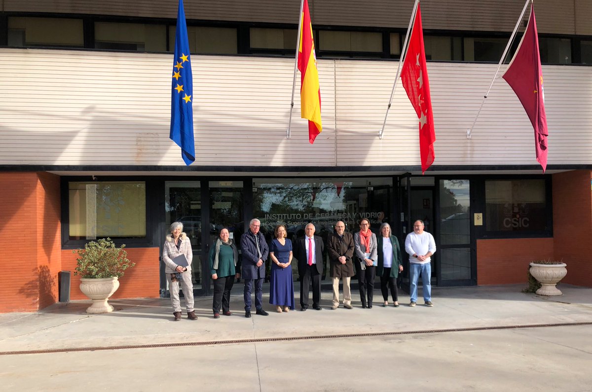 CSICprotocolo's tweet photo. La presidenta del @CSIC @delPinoE  ha visitado el instituto de Cerámica y Vidrio @icvcsic 

En el ICV se llevan a cabo investigaciones en el campo de la Ciencia y la Tecnología de los Materiales Cerámicos y Vidrios

Más info 👉 https://t.co/sI8nAmC7bw https://t.co/MkEcBenSdm