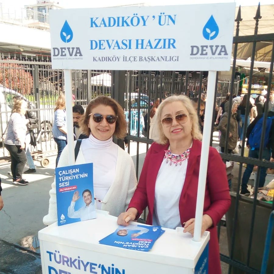 devakadikoy's tweet photo. #DEVApazarda çalışmalarımız kapsamında Cuma Pazarında idik. Ramazan telaşesi ve zamların yorduğu hemşehrilerimizle dertleştik, sorunlarını dinledik, çözüm önerilerini ve tavsiyelerini not aldık, eylem planlarımızı hakkında bilgi verdik.
#DEVAhazır https://t.co/4jbDnp5CrA