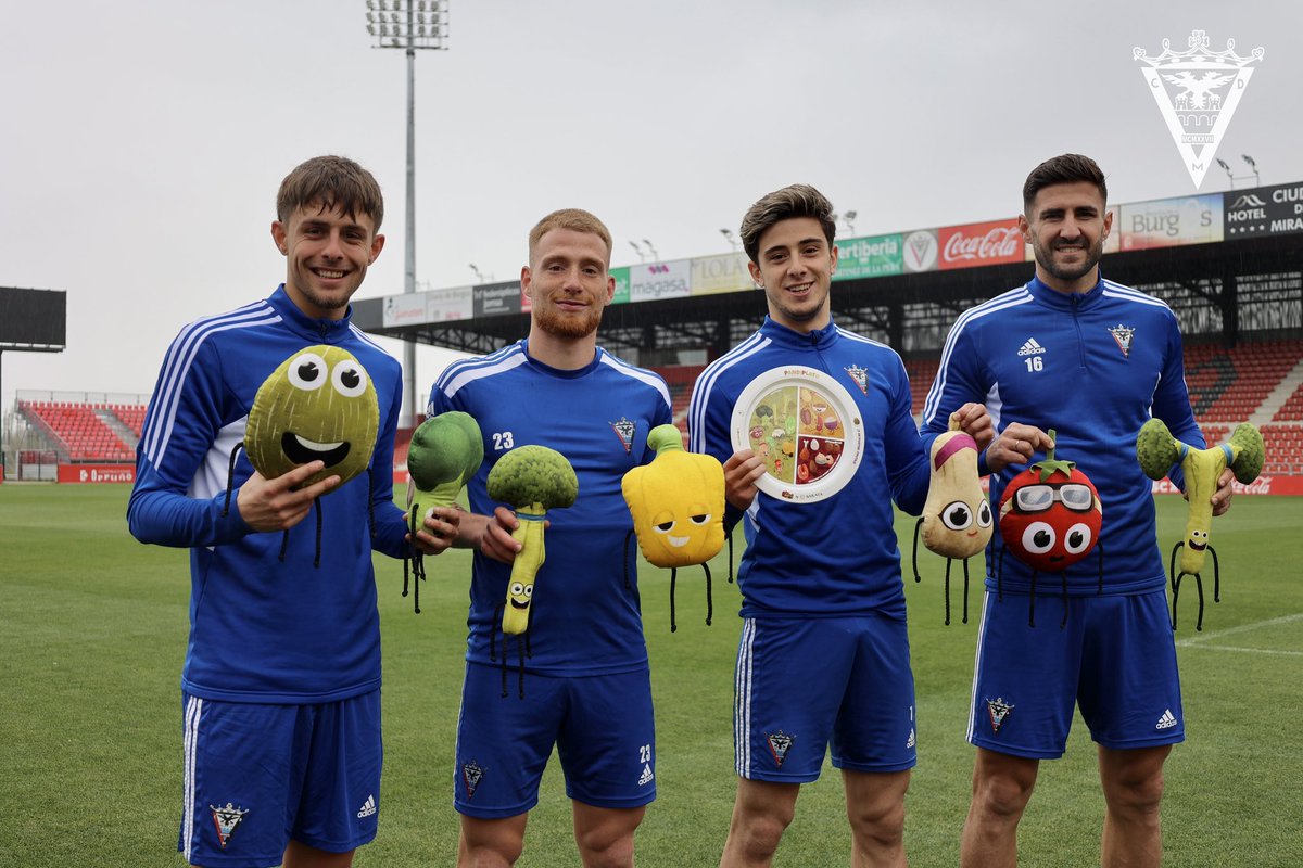 CDMirandes's tweet photo. 📸 Nuestros jugadores han recibido en #Anduva a @lapandi_oficial y a @GiafysCancer dentro de su programa ‘Miranda Crece’, que visita los colegios de nuestra ciudad.

¡La alimentación es muy importante para nuestros futbolistas y también para todos vosotros! 💪🏻🥦 https://t.co/QD5zTtdjtT
