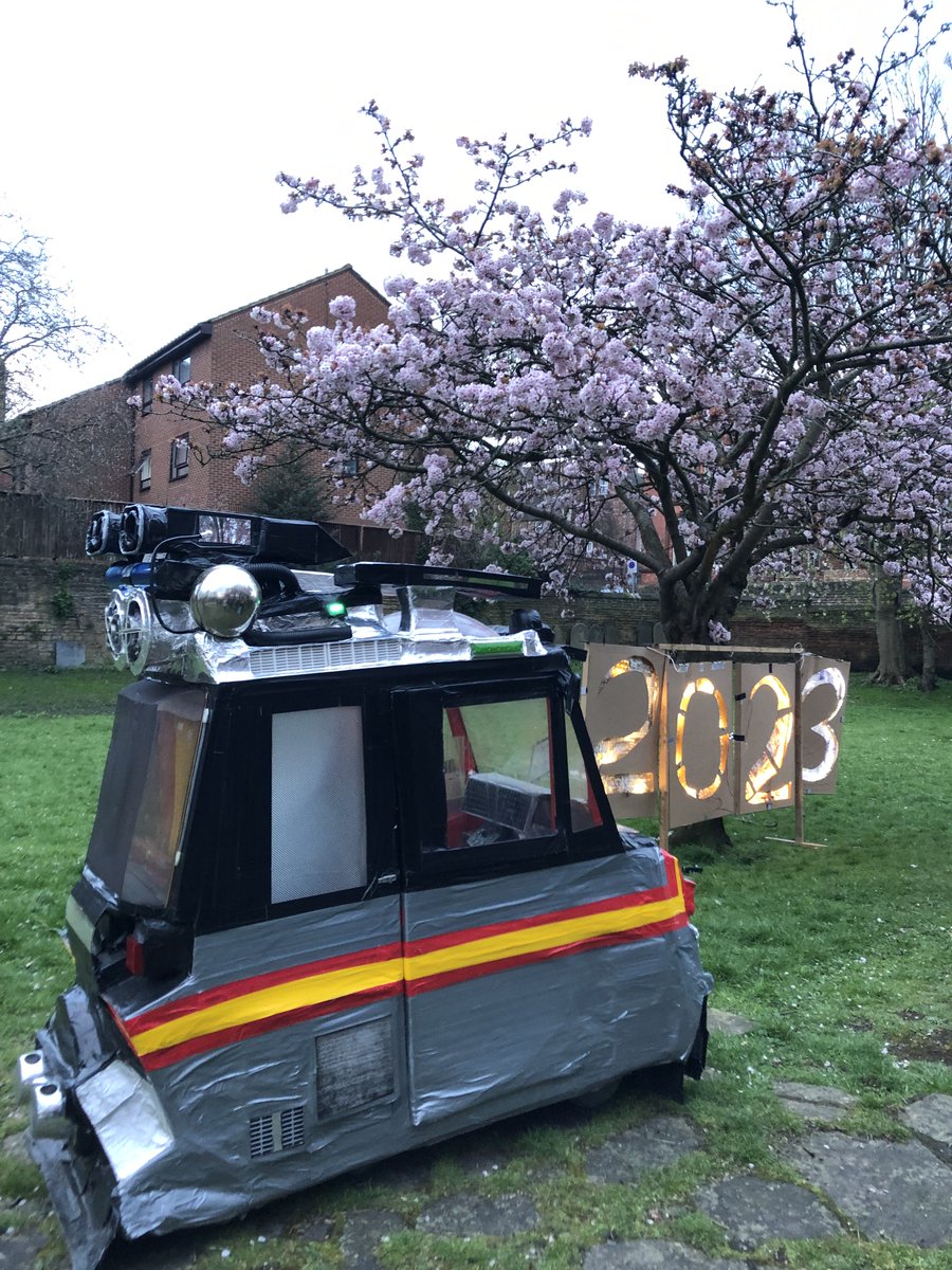 Bethlem_Gallery's tweet photo. 🌸Some photos from 'When this tree blossoms…something amazing will happen' last Wednesday evening in Nottingham.
#BethlemArtist Mr X, joined Future Machine, artist Frank Abbott and the blossoming cherry trees for a special event in the park opposite @WeArePrimary!
#BeingPresent https://t.co/ji0pmo8kDW