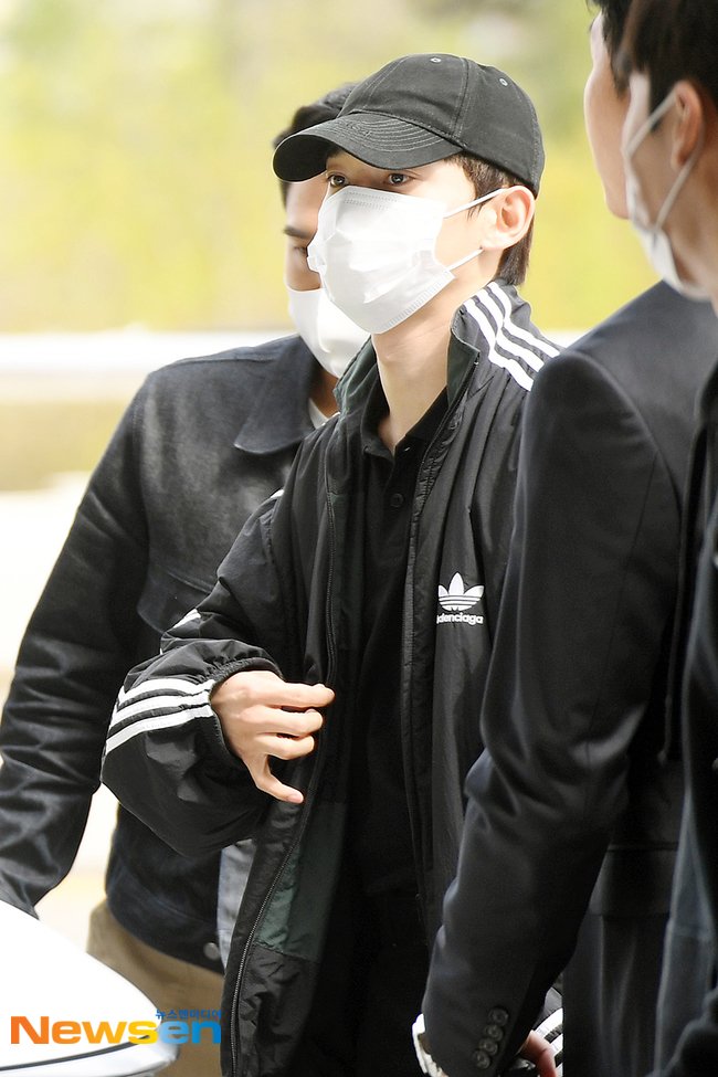 chen_brazil's tweet photo. [#NEWSPIC] 14.04.23 | Chen no aeroporto de Gimpo indo para o Japão para o EXO CHANNEL THE BEST 

• Créditos nas imagens

#CHEN #첸 #김종대 #EXO #엑소  @weareoneEXO https://t.co/qo68bQlIEb