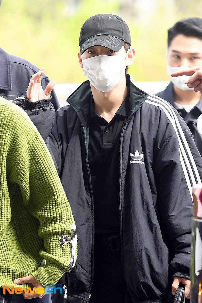 chen_brazil's tweet photo. [#NEWSPIC] 14.04.23 | Chen no aeroporto de Gimpo indo para o Japão para o EXO CHANNEL THE BEST 

• Créditos nas imagens

#CHEN #첸 #김종대 #EXO #엑소  @weareoneEXO https://t.co/hmFqb7o3Z6