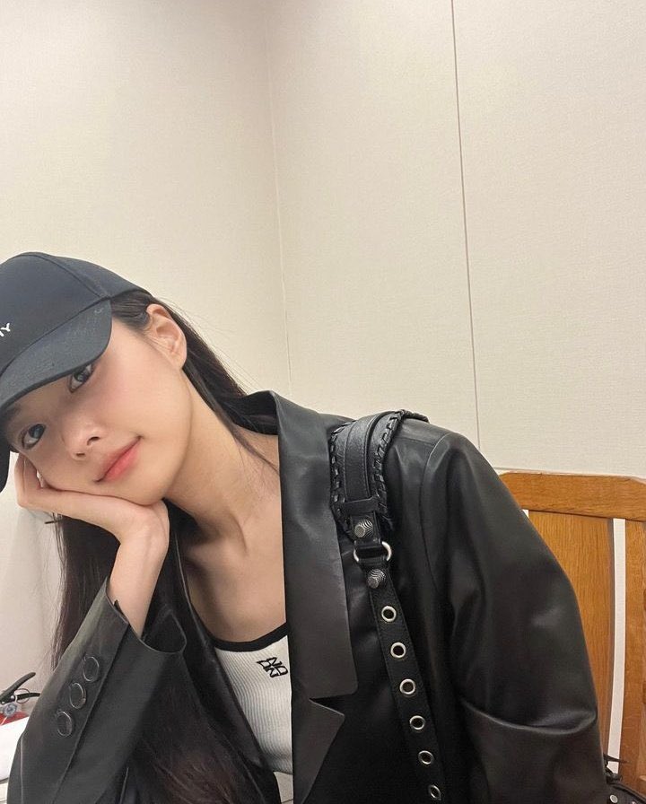 hyemwonn's tweet image. this is the day when you have nothing to worry about.. good evening!🤍🖤