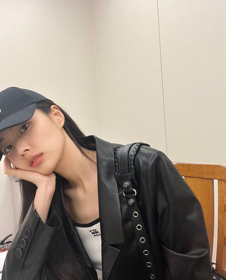 hyemwonn's tweet image. this is the day when you have nothing to worry about.. good evening!🤍🖤