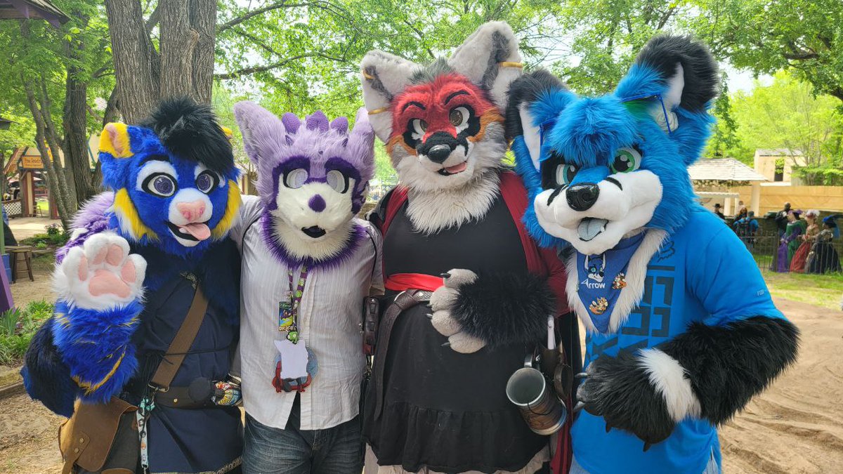 Mreowdy! Had a ton of fun at the Scarborough Renaissance Festival @srfestival last weekend with @DFWFurs! 

The vibes and crowds were so awesome! Definitely look forward going every year now 😸

Group photo by @ajtexasranger
🧵: @NWBSuits

#FursuitFriday