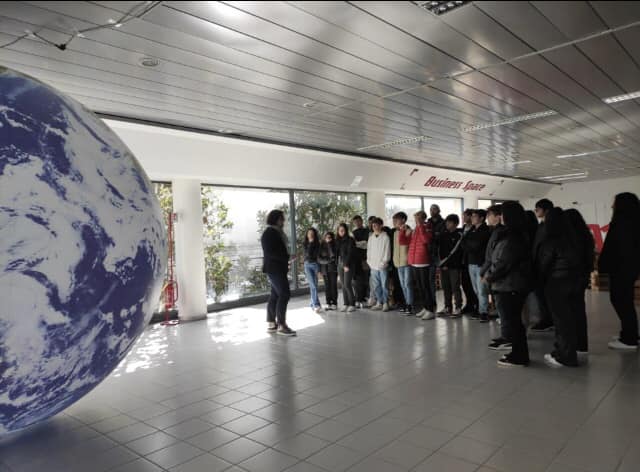 sparkmespace's tweet photo. Esperienze immersive e laboratori didattici nell'@Academy di @SPARKme Space @Openet  Technologies spa con gli studenti del liceo scientifico Enrico Fermi di Policoro (Mt). Venite a trovarci e scoprirete un mondo spaziale! https://t.co/S68Z52sEy5