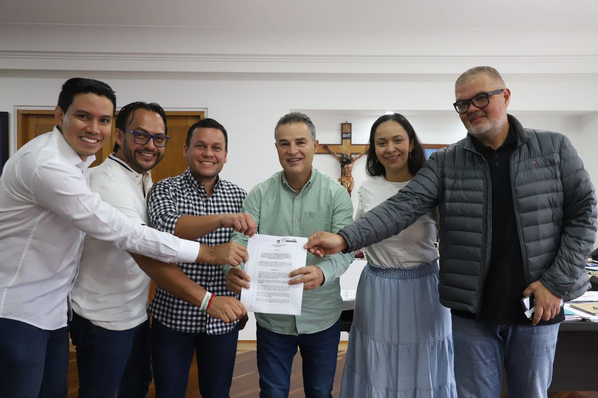 ¡Alegría que la <a href="/GobAntioquia/">Gobernación de Antioquia</a>, liderada por <a href="/anibalgaviria/">Aníbal Gaviria Correa</a>, haga historia en #Frontino! 

🛣️🚙🛵Materializamos el compromiso y UNIÓN con la comunidad para la construcción del circuito estratégico Frontino-Nutibara ($19 mil millones), que beneficiará a las comunidades rurales 👩‍🌾👨‍🌾