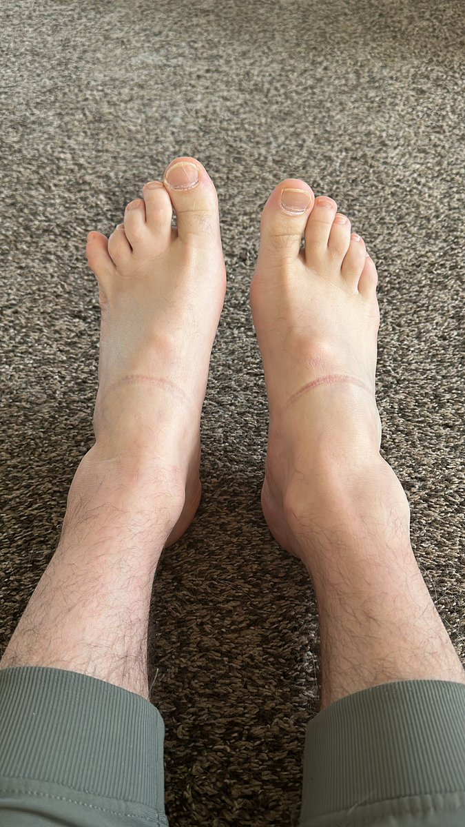 Whoneedssocks's tweet photo. Getting a morning stretch in #feetfinder @Feetfinder #stretching #nosocks https://t.co/ixwHeGGFmJ