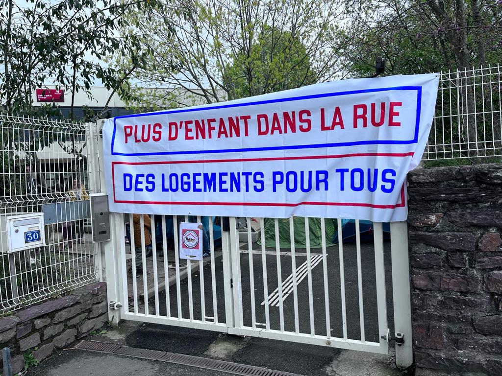 CEPRennes's tweet photo. 🔴Opération "école pré-occupée"
En cette veille de vacances scolaires, nous sommes déterminés rappeler que dès demain des dizaines de familles risquent de se retrouver à la rue.
Nous entamons une occupation des établissements scolaires de #Rennes.
Exemple ici au collège Echange https://t.co/j6GLSzpajP