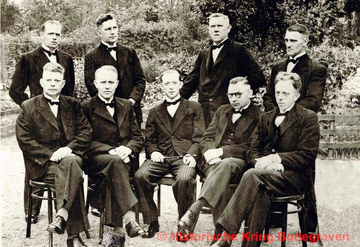HistBodegr's tweet image. "Het Dubbel Mannenkwartet"
Het #zangkoortje in #Bodegraven is op 16 oktober 1937 opgericht en stond onder directie van C.H. van Velsen.
Zittend
.. Fioole,  Cor Zaal,  Cor van Velsen, Teun Hensen en Jo Ooms
Staand
Cees Vreeken,  Klaas Domburg,  ..Van den Bosch en Leen Veerman.