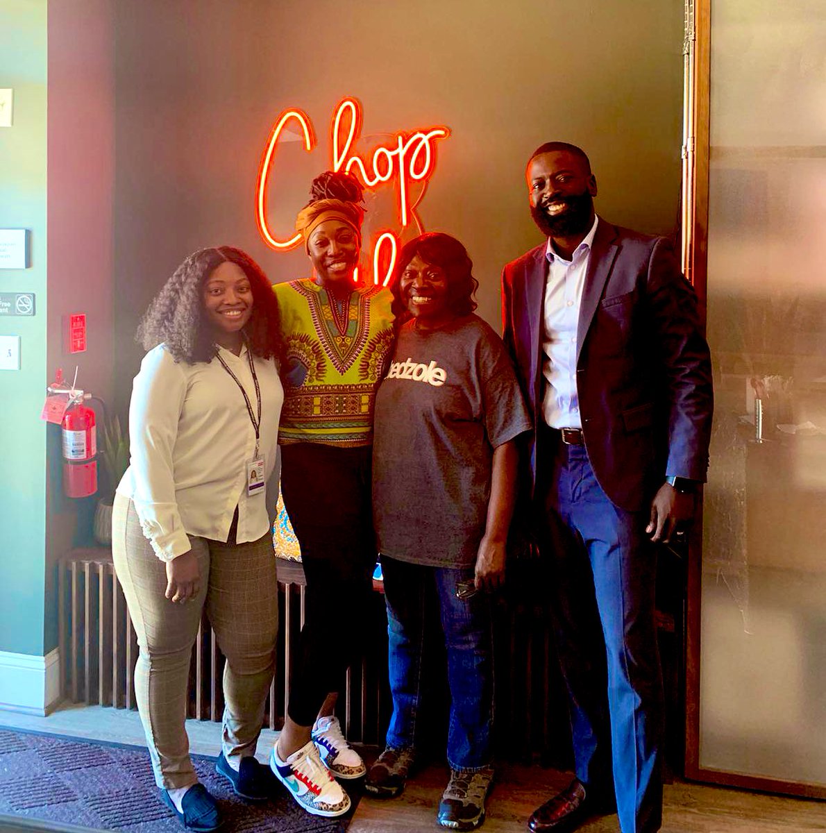 MOAA_DC's tweet photo. Yesterday, #TeamMOAA stopped by Ward 4’s newest restaurant, Hedzole, with MOAA’s new Business Development Specialist!
Chef Candice Menshah serves contemporary West African soul food. Hedzole’s soft open hours are currently Tuesday-Saturday 12-5 pm.
#DCValues https://t.co/F1EsLtf0tI