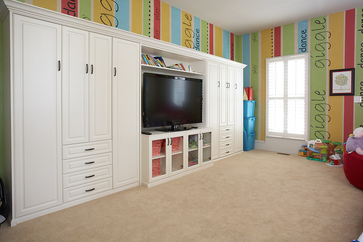 TailoredLvgNoVa's tweet image. What a fantastic use of space in this child&apos;s room! The multiple storage options are amazing on their own, but combined with the Murphy bed? Perfection. #murphybed #storageoptions #wholehomeorganization #thetailoredcloset