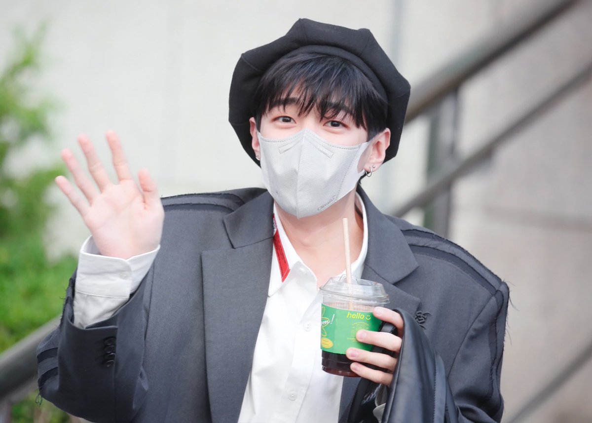 timetoJC's tweet photo. 220415 뮤직뱅크 중간외출 #재찬

#박재찬 #JAECHAN #DKZ #디케이지 https://t.co/3okPehGPGS