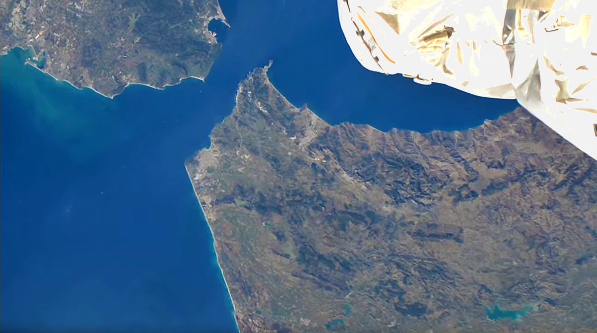 A magnificent view of the #StraitofGibraltar just captured from the #ISS in the afternoon sun.

Another amazing day between the #Mediterranean and the #Atlantic. @MeteoGib #Gibraltar