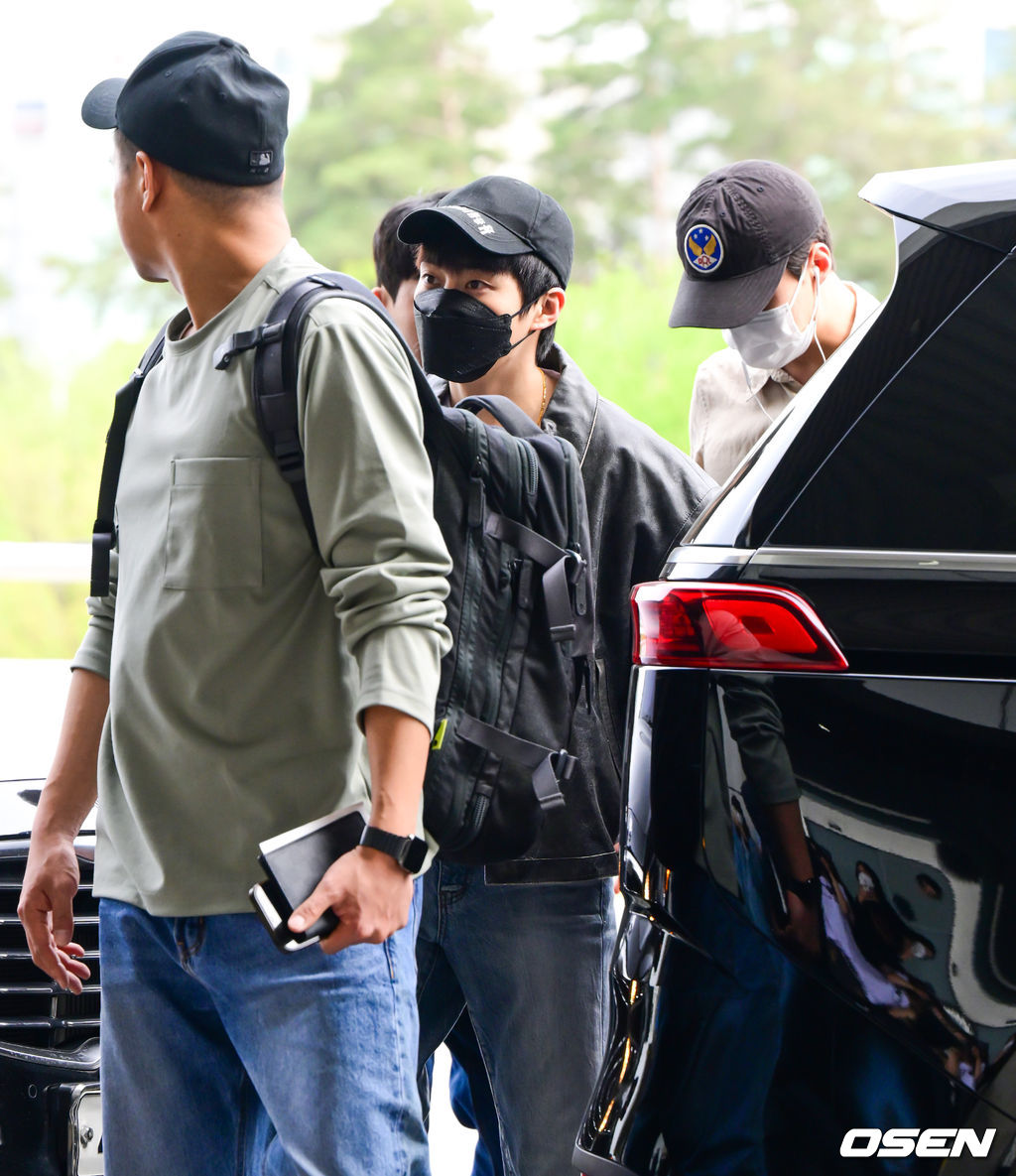 MinseokBrazil's tweet photo. [#NEWSPIC] 14.04.23 | Xiumin no aeroporto de Gimpo indo para o Japão para o EXO CHANNEL THE BEST 

• Créditos nas imagens

#XIUMIN #시우민 #EXO #엑소 @weareoneEXO https://t.co/8ZuVBO2V9v