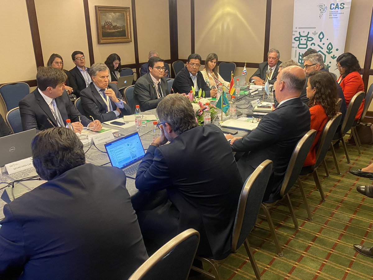 Consejo_CAS's tweet photo. Los ministros del CAS mantuvieron la XIV Reunión Extraordinaria en el marco de la 1ra Conferencia Ministerial  sobre Sistemas Alimentarios Bajas en Emisiones #CAS 🇦🇷🇧🇴🇧🇷🇨🇱🇵🇾🇺🇾 https://t.co/duENpSs0Gy
