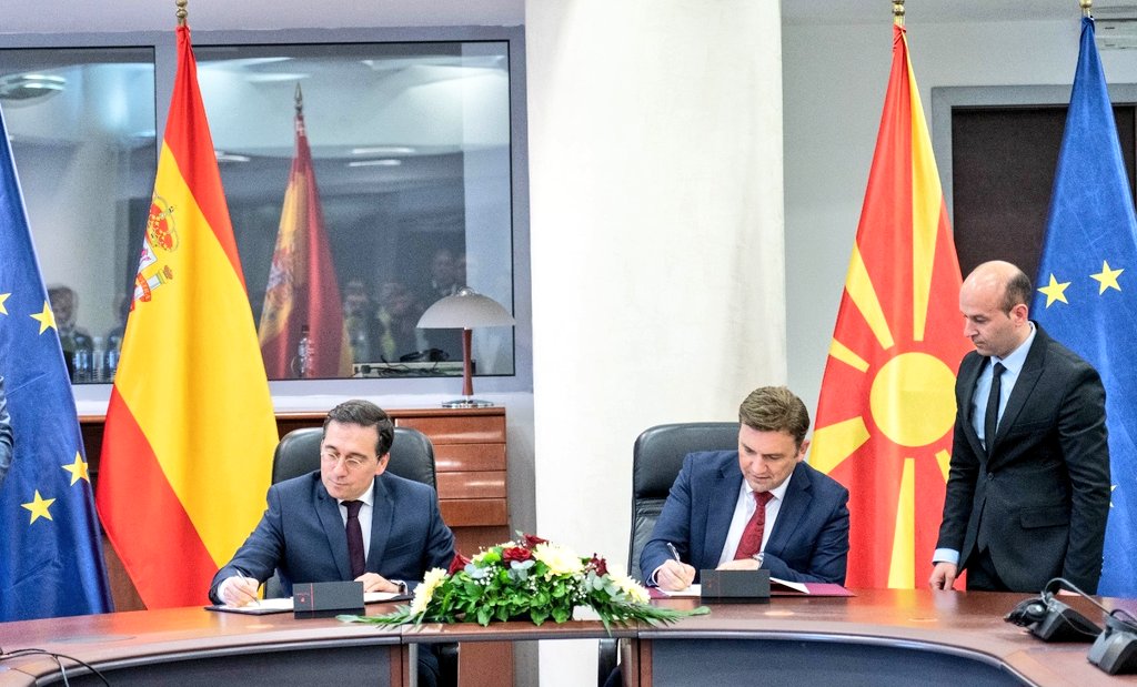 Bujar_O's tweet photo. 📍Timely visit of #Spain's FM @jmalbares to #NorthMacedonia, 1st in bilateral capacity ❗

📌 Spanish support for advancing on our 🇪🇺 Dossier 🖇️ Signing of MoU between @MFA_MKD &amp; @SpainMFA for cooperation ⏩ #EU accession process

📌 Synergy between @OSCECiO 🇲🇰 and 🇪🇸 EU Pres. https://t.co/hrDFCvguTJ