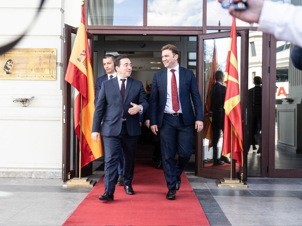 Bujar_O's tweet photo. 📍Timely visit of #Spain's FM @jmalbares to #NorthMacedonia, 1st in bilateral capacity ❗

📌 Spanish support for advancing on our 🇪🇺 Dossier 🖇️ Signing of MoU between @MFA_MKD &amp; @SpainMFA for cooperation ⏩ #EU accession process

📌 Synergy between @OSCECiO 🇲🇰 and 🇪🇸 EU Pres. https://t.co/hrDFCvguTJ