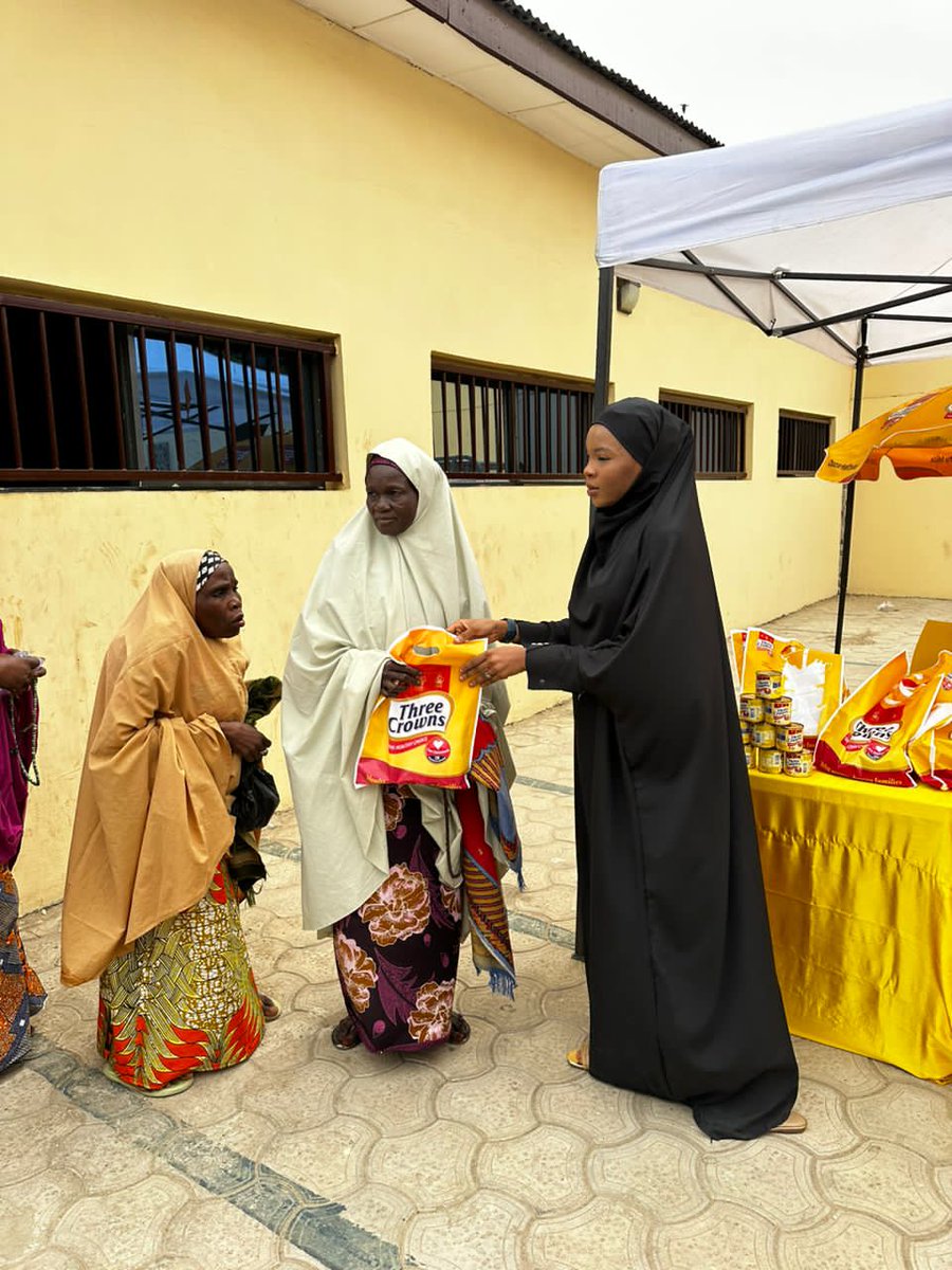 Xavierpapii's tweet photo. Earlier today, Amal Umar was seen sharing the Ramadan goodies courtesy of @3crownsmilk for those present at Jummua'a's Mosque off Dankabo street, Kano. It's the #TreasureWithoutMeasure season with #TCRamadan. https://t.co/D68FFqQGjG