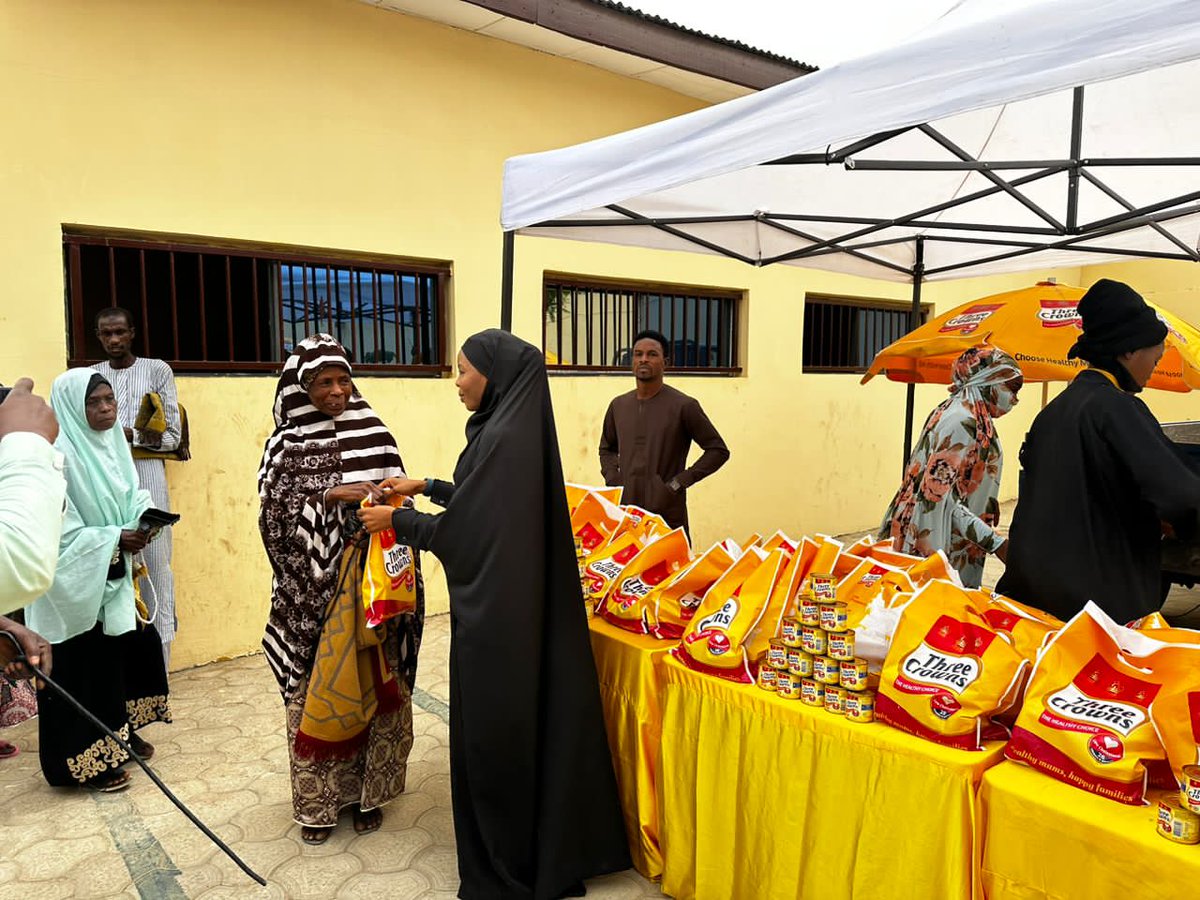 Xavierpapii's tweet photo. Earlier today, Amal Umar was seen sharing the Ramadan goodies courtesy of @3crownsmilk for those present at Jummua'a's Mosque off Dankabo street, Kano. It's the #TreasureWithoutMeasure season with #TCRamadan. https://t.co/D68FFqQGjG