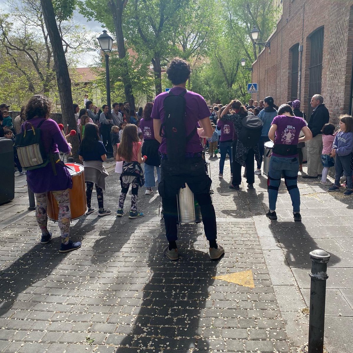 AMPAEmilia's tweet photo. ⚡️⚡️⚡️ La #RevueltaEscolar, aire pa’ respirar 🌞🌚⭐️

La calle, los parques, la música y los bailes, también son nuestros 💫💫💫

#Batupardas 
@RevueltaEscolar https://t.co/QZ6WGFHp1y
