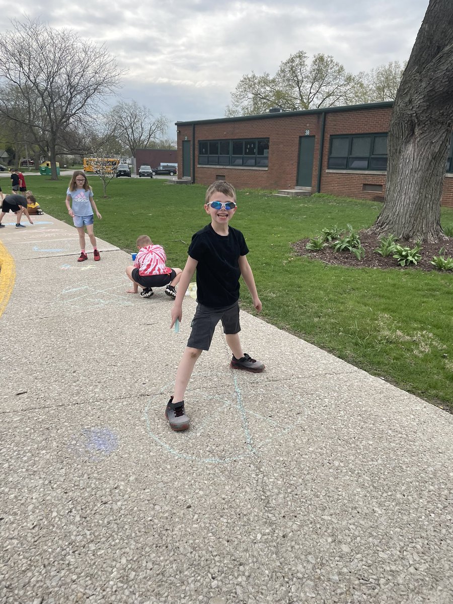Ms_Geijer6's tweet photo. 3rd grade enjoyed a nice break outside today and showed fractions with chalk! https://t.co/YJcrBSNvOM