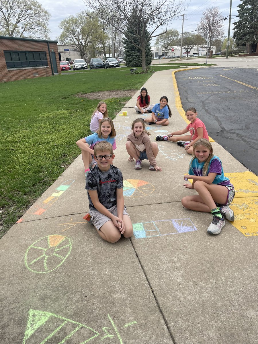 Ms_Geijer6's tweet photo. 3rd grade enjoyed a nice break outside today and showed fractions with chalk! https://t.co/YJcrBSNvOM