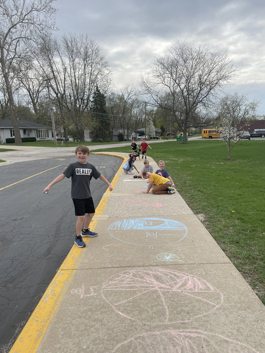 Ms_Geijer6's tweet photo. 3rd grade enjoyed a nice break outside today and showed fractions with chalk! https://t.co/YJcrBSNvOM