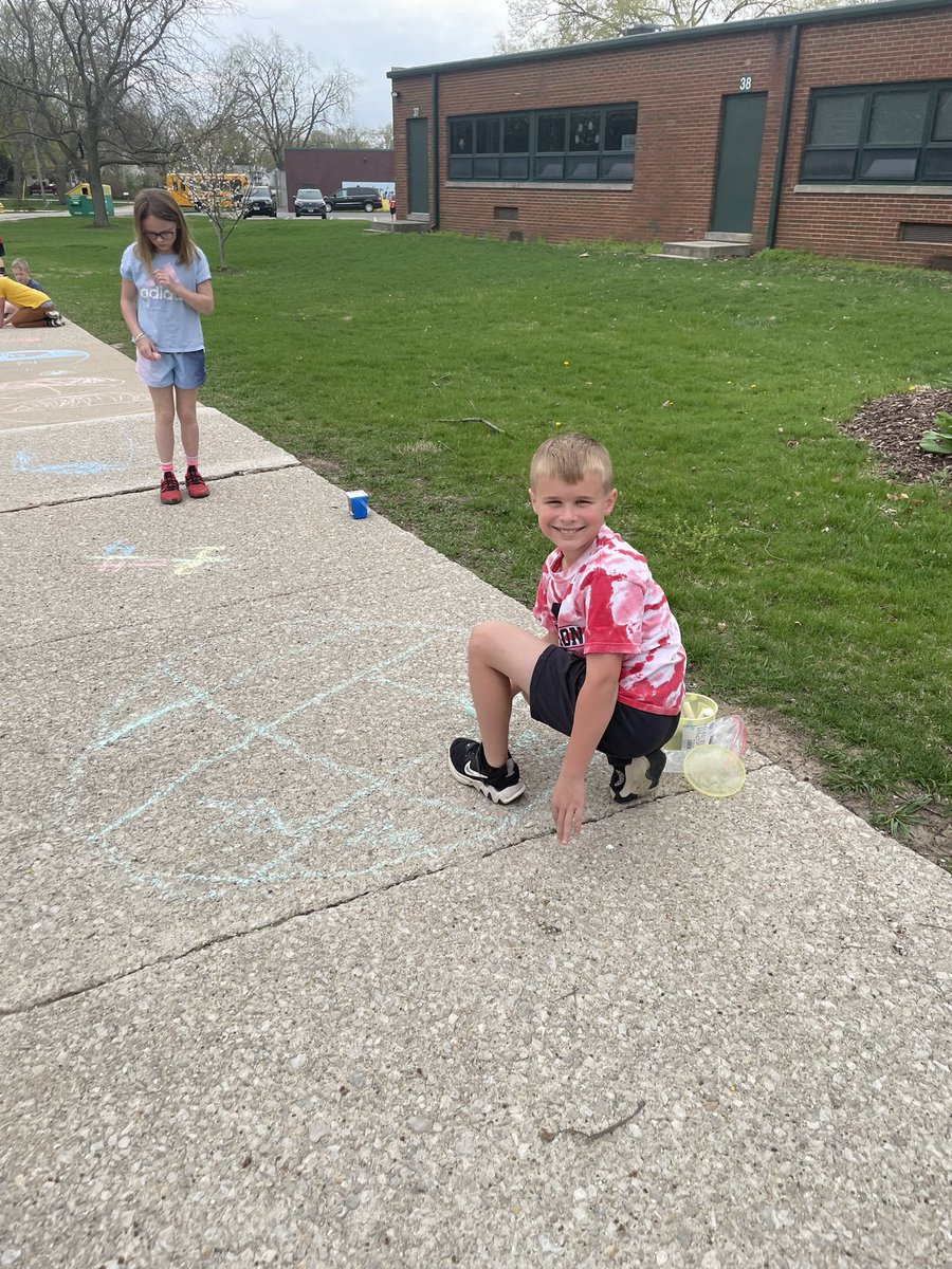 Ms_Geijer6's tweet photo. 3rd grade enjoyed a nice break outside today and showed fractions with chalk! https://t.co/YJcrBSNvOM