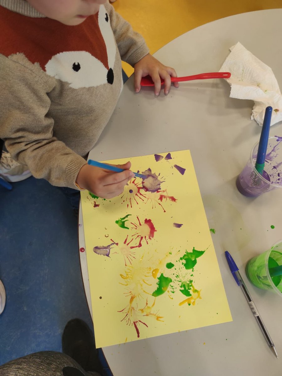 CEIPJoaquinDiaz's tweet photo. Está semana en el aula de 2-3 hemos realizado experimentos con agua💧, hemos celebrado el día del beso💋 y el día del arte🎨
Nos lo hemos pasado en grande!!! https://t.co/VQJ9uhYz88