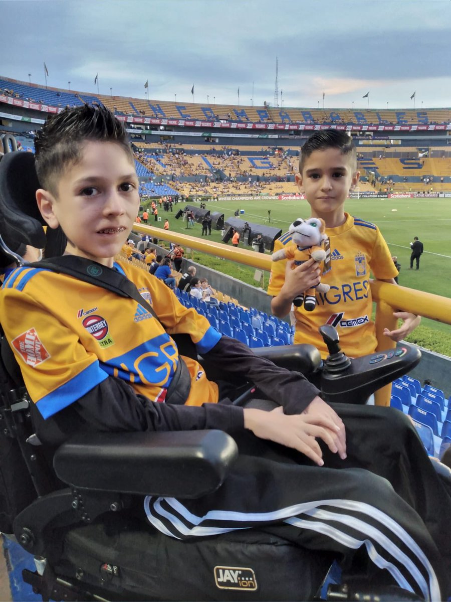 PowerchairMx's tweet photo. Jugadores de Tigres Powerchair Football disfrutando el gran triunfo de ⁦@TigresOficial⁩ en la Concachampios. 💪🏻♿️⚽️🐯#EstoEsTigres ⁦@TheChampions⁩ https://t.co/jrpPYN38n9