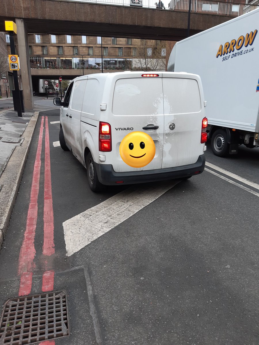 #CityRPU have been out this afternoon on a road check, this driver was one of 6 caught on their mobile phone in 30 minutes, they will all be looking at 6 PTS and a £200 fine, don't be like them and do not use them 895CP #fatal5 @VisionZeroLDN