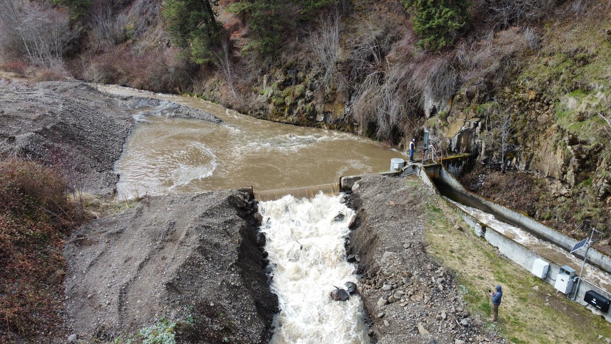 IdahoWaterUsers's tweet photo. Shots from Lewiston Orchards Irrigation District as water begins to flow through their system.

#water #idaho #irrigation #waterusers https://t.co/9vsxnZavJM