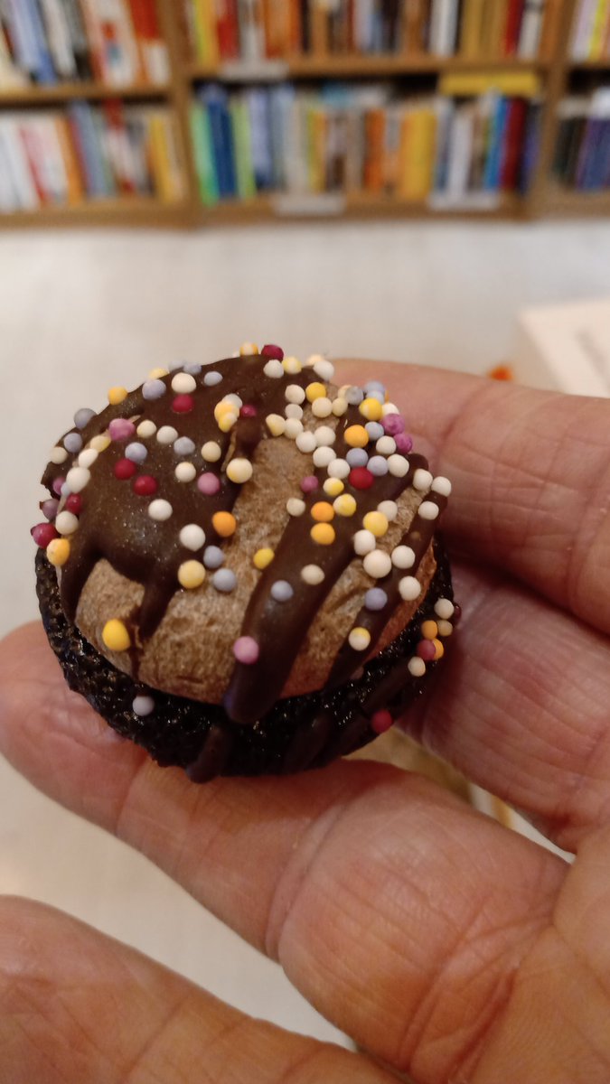LordWoolamaloo's tweet photo. Mini #CutterAndSquidge cupcake delight!

#cake https://t.co/qQzSf86jFy