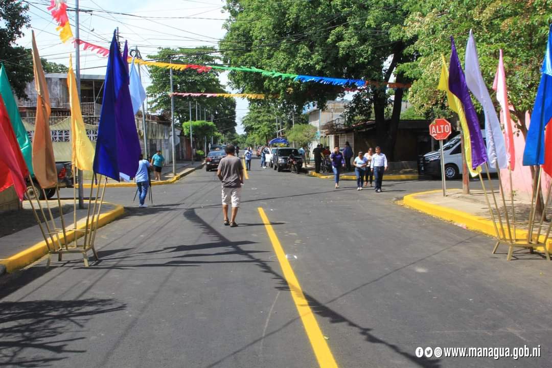 Habitantes del barrio Venezuela ubicado en el Distrito IV festejaron junto a las autoridades municipales la construcción de 3 cuadras nuevas de red vial que fueron asfaltadas por el programa Calles para el Pueblo 2023, beneficiando a 7 mil 400 protagonistas. 
#PuebloVictorioso