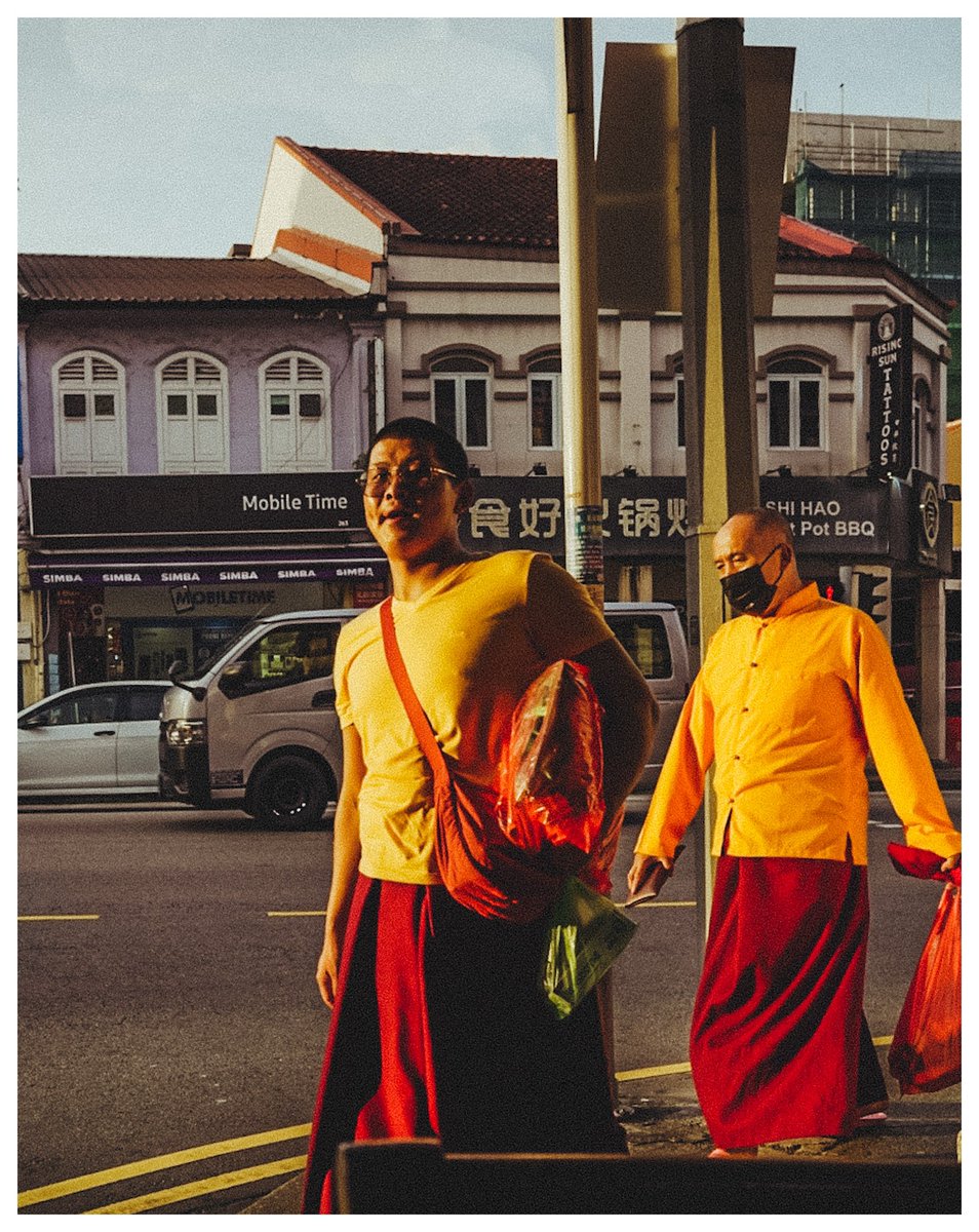 thenextmind's tweet photo. Moment of connection in the midst of chaos. Two monks walk along a busy street, one of them glances at the camera. What is he thinking? 

https://t.co/M2Tjw4ntJU

#urbanphotography #cityscape #streetlife #streetart #citylife #urbanexploration #streetstyle #urbanandstreet https://t.co/G2oaJ9xYp5