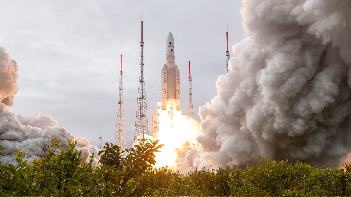 verilhacaubin's tweet photo. Bon voyage #JUICE ! Direction #Jupiter et ses lunes glacées. @ESA_fr @CNES @Thom_astro #DestinationJupiter #GoESA #GoJuice #ExploreFarther https://t.co/f6L4FOCilQ