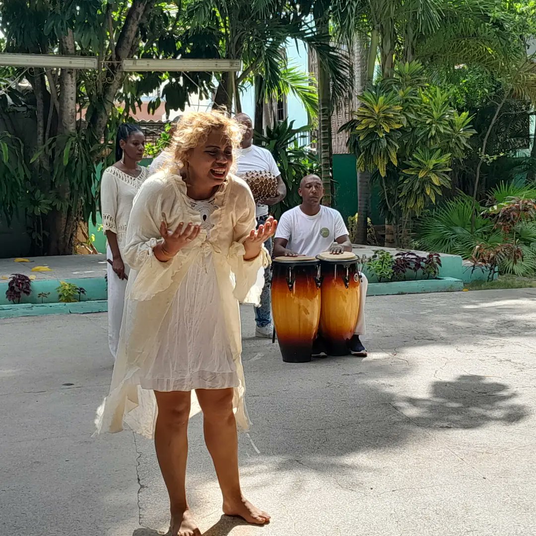 StgoEscena's tweet photo. 🎭 Artes Escénicas en #Africanía2023.
Presentación de un fragmento de la obra Baroko de Rogelio Meneses por el proyecto artístico - Pedagógico El Muelle/Gestus.
Proyección del documental: Meneses presencia y alma del teatro santiaguero. https://t.co/o5GoayVxwa