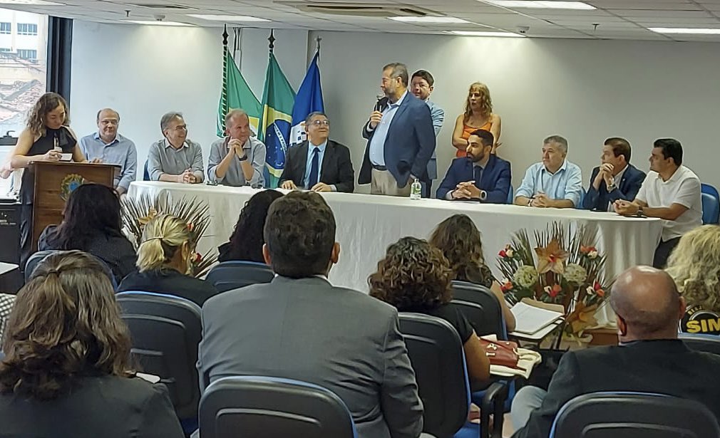 joseleonidas's tweet photo. Participamos de uma importante reunião com o ministro da Previdência, Carlos Lupi, hoje (14), em Fortaleza. O ministro assumiu o compromisso de modernizar os processos para reduzir as filas do INSS. Lupi também se comprometeu a convocar mais servidores do último concurso. Avante! https://t.co/KtNJLTnYBC