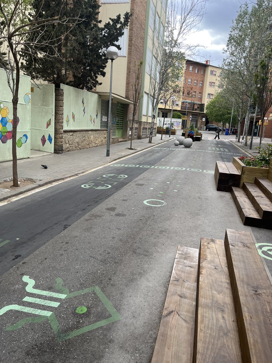MHoras's tweet photo. @bcn_ajuntament ¿hay que esperar a que atropellen a un niño ?
Bancos delante de la salida del colegio. Los niños salen corriendo a sentarse sin mirar. Estaba mejor antes cuando era una calle normal https://t.co/55Cqv1c7Do