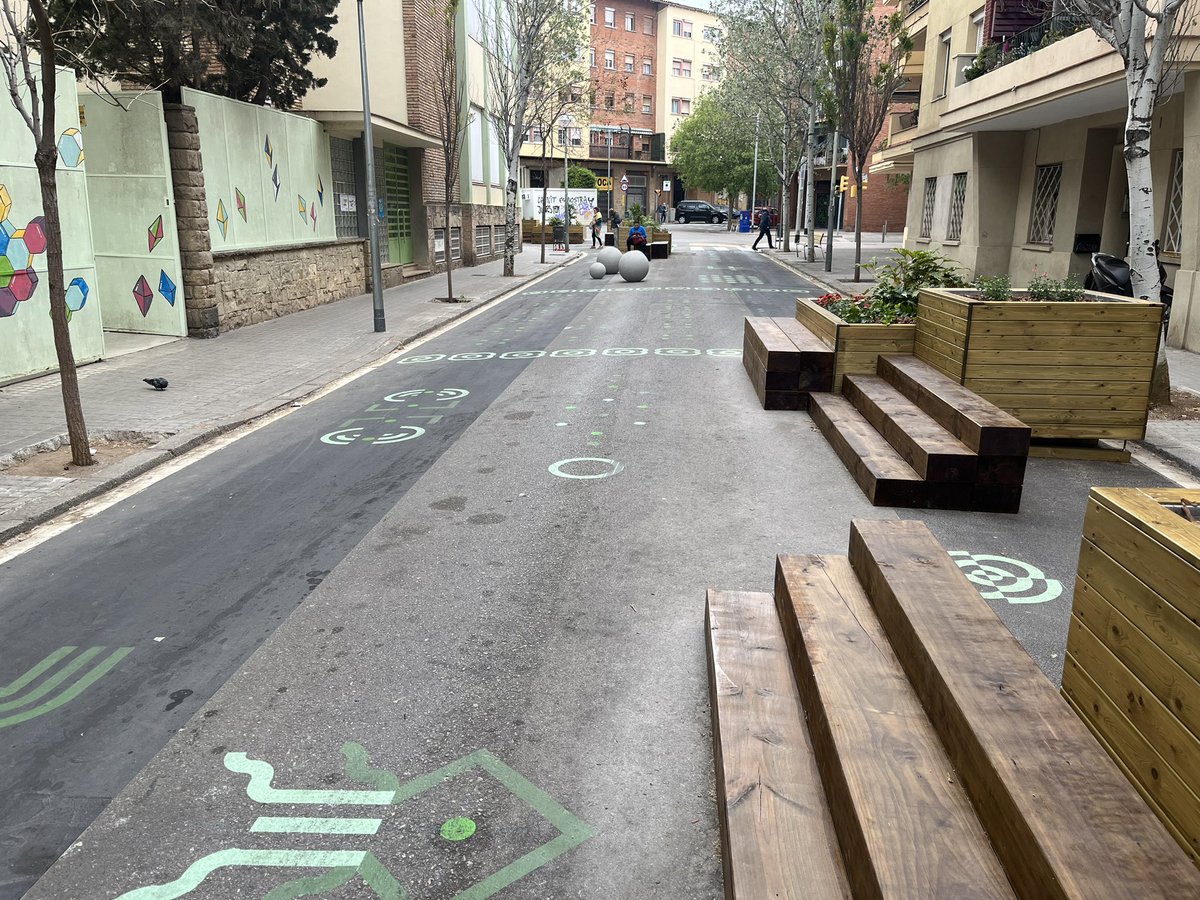 MHoras's tweet photo. @bcn_ajuntament ¿hay que esperar a que atropellen a un niño ?
Bancos delante de la salida del colegio. Los niños salen corriendo a sentarse sin mirar. Estaba mejor antes cuando era una calle normal https://t.co/55Cqv1c7Do