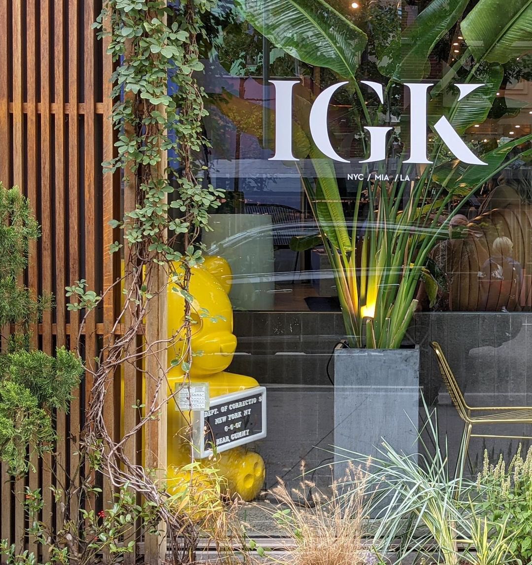 WhisbeVandalz's tweet photo. GM NFT NYC! 🗽

If you’re looking for an NFT friendly salon to get ready for tonight, check out IGK Salon in SoHo &amp; meet an IRL Vandal! 🐻🤟🏼 #WomenInNFTs https://t.co/MMul196zMV