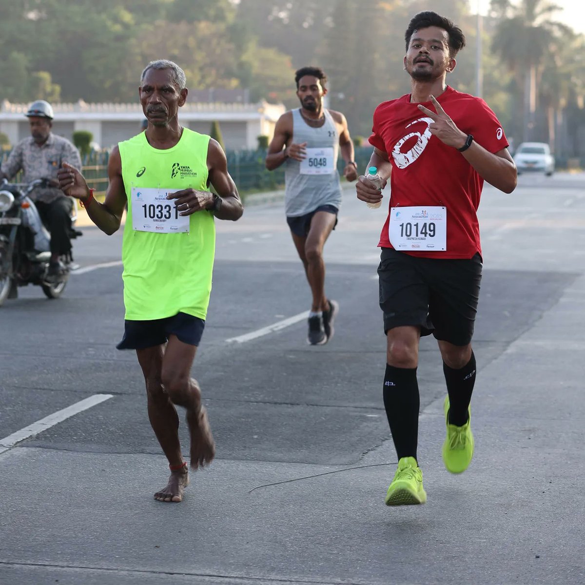Swapnesh0109's tweet photo. Proud moment for me to run together and share a pic with the inspirational runner #Ramaswamy Sir at #IPA #Neerathon by #JDSports at Bengaluru. He is 60+, barefooted #runner &amp; podium #finisher in his age category 👏 🙏 
My new #10k #PB is 46:07 ✌️
#runnersinspiration #run #running https://t.co/MV5Lywe9w3