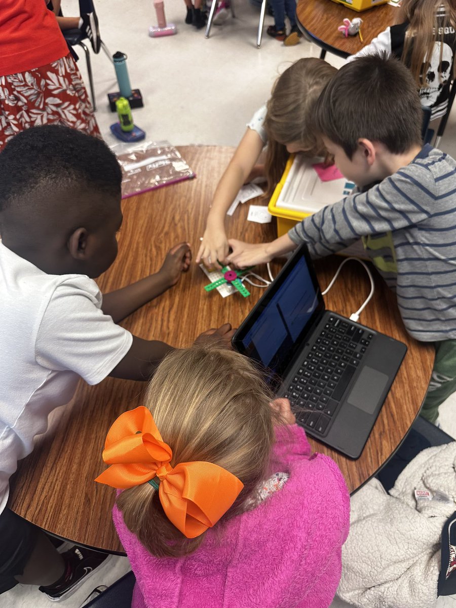 gigemITS's tweet photo. When the life cycle goes round and round! Mrs. Mendez’s class had a blast with @LEGO_Education! TY @Enrich_RRISD for your partnership! Huge TY to @HTCharlotteChen for not only subbing in the class but also jumping in to help! @RRISDTech @RRISDCS @myam2 @BCE_BlueJays @HafedhAzaiez https://t.co/hT6SyCxtHh