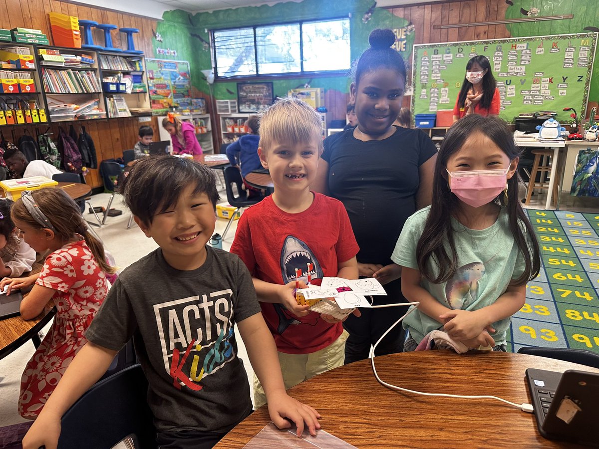 gigemITS's tweet photo. When the life cycle goes round and round! Mrs. Mendez’s class had a blast with @LEGO_Education! TY @Enrich_RRISD for your partnership! Huge TY to @HTCharlotteChen for not only subbing in the class but also jumping in to help! @RRISDTech @RRISDCS @myam2 @BCE_BlueJays @HafedhAzaiez https://t.co/hT6SyCxtHh