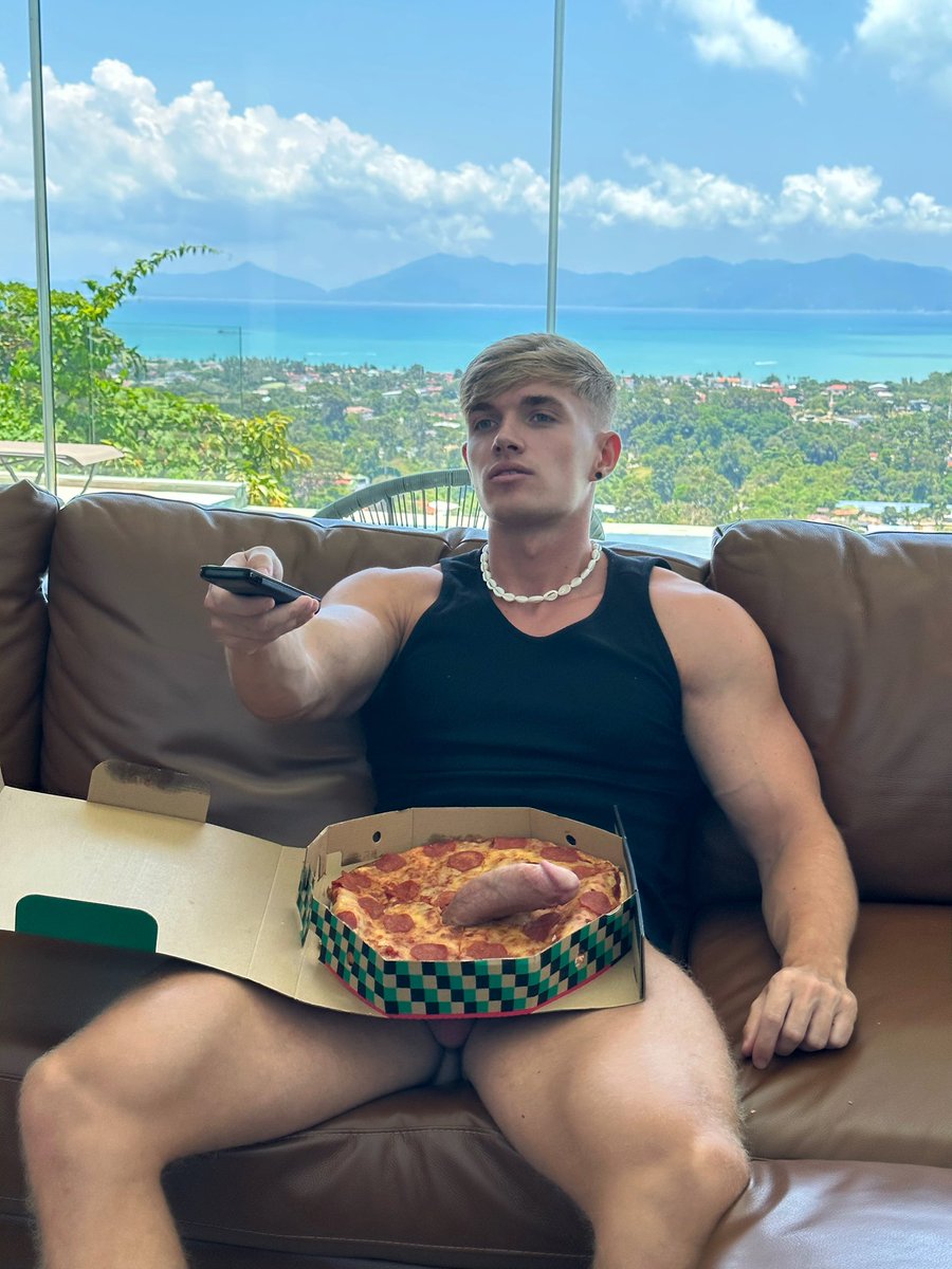 blondeeboy's tweet photo. Rt if you want a slice 😜 @PaulCassidyOF https://t.co/UwkQb4SpOP