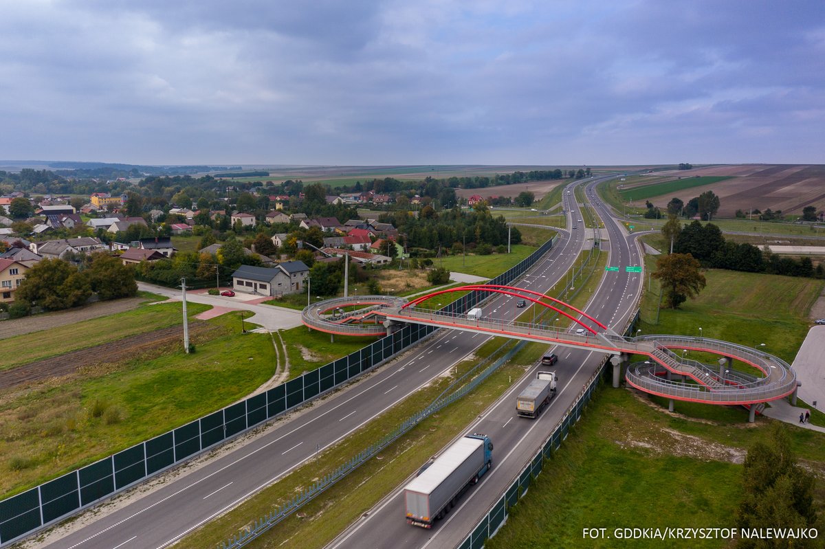 GDDKiA_Kielce's tweet photo. Ekspresowa #S7 #Świętokrzyskie zachęca do podróżowania. Na zdjęciach odcinek #Chęciny #Tokarnia, #węzełKielcePołudnie, #węzełSkarżyskoKamiennaZachód i #Wodzisław. Bezpiecznego weekendu! @GDDKiA @GDDKiA_Kielce #FunduszeUE #ŁączymyPolskę https://t.co/Kj2q2RKLLn