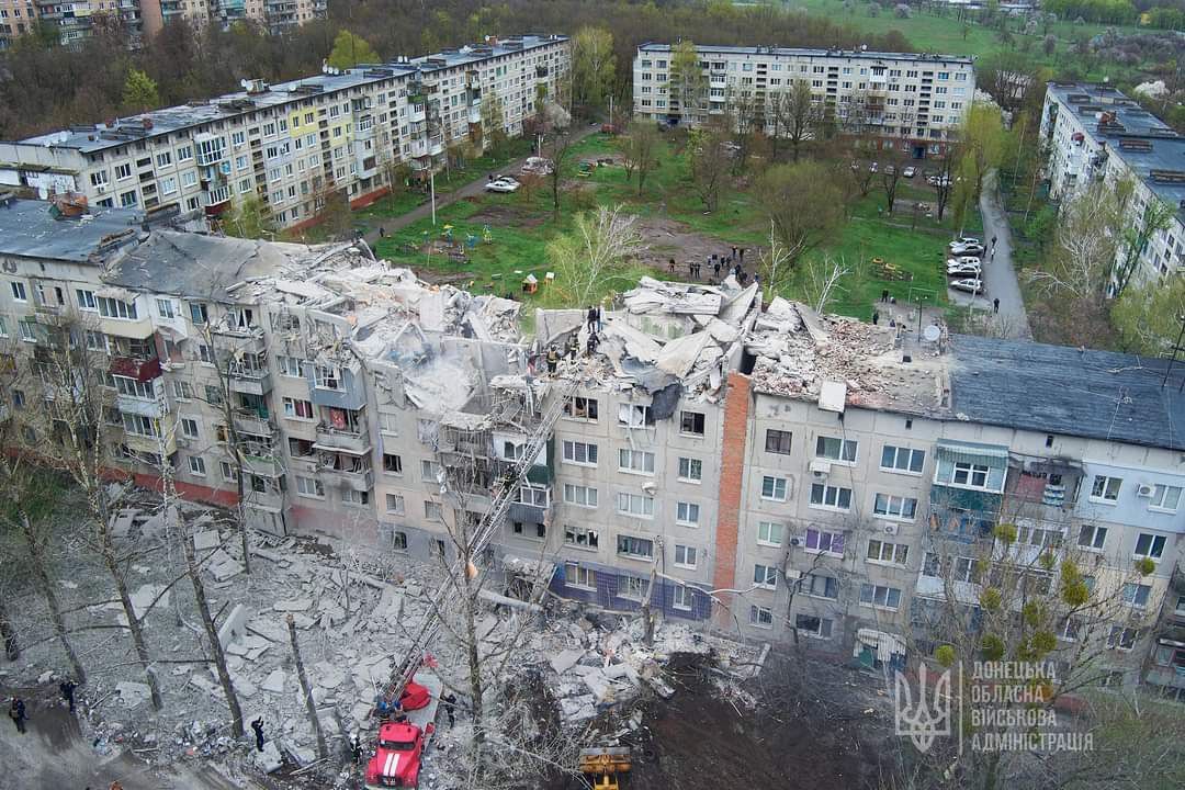 Russians launched a rocket attack on a house in Slovyansk. 
5 civilians killed, 15 people injured