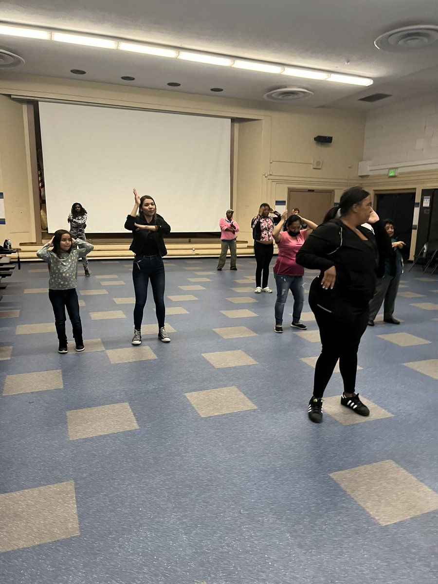 sistersofwatts's tweet photo. @sistersofwatts parents stay fit program in partnership with Markham, a School in #watts . #Sistersofwatts . #Wedifferent #weinourcommunity https://t.co/9vwl3fa48R