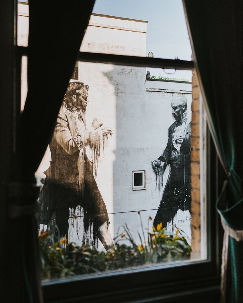 Window views from @eastdulwichtavern of <a href="/conorsaysboom/">Conor Harrington</a> Art 👊🏼🖤 
.
.
.
.
#weddingdetails #londonweddingphotographer #eastdulwichtavernwedding #connorsaysboom #weheartpictures #alternativeweddingphotographer instagr.am/p/CrBXwWAt2ul/